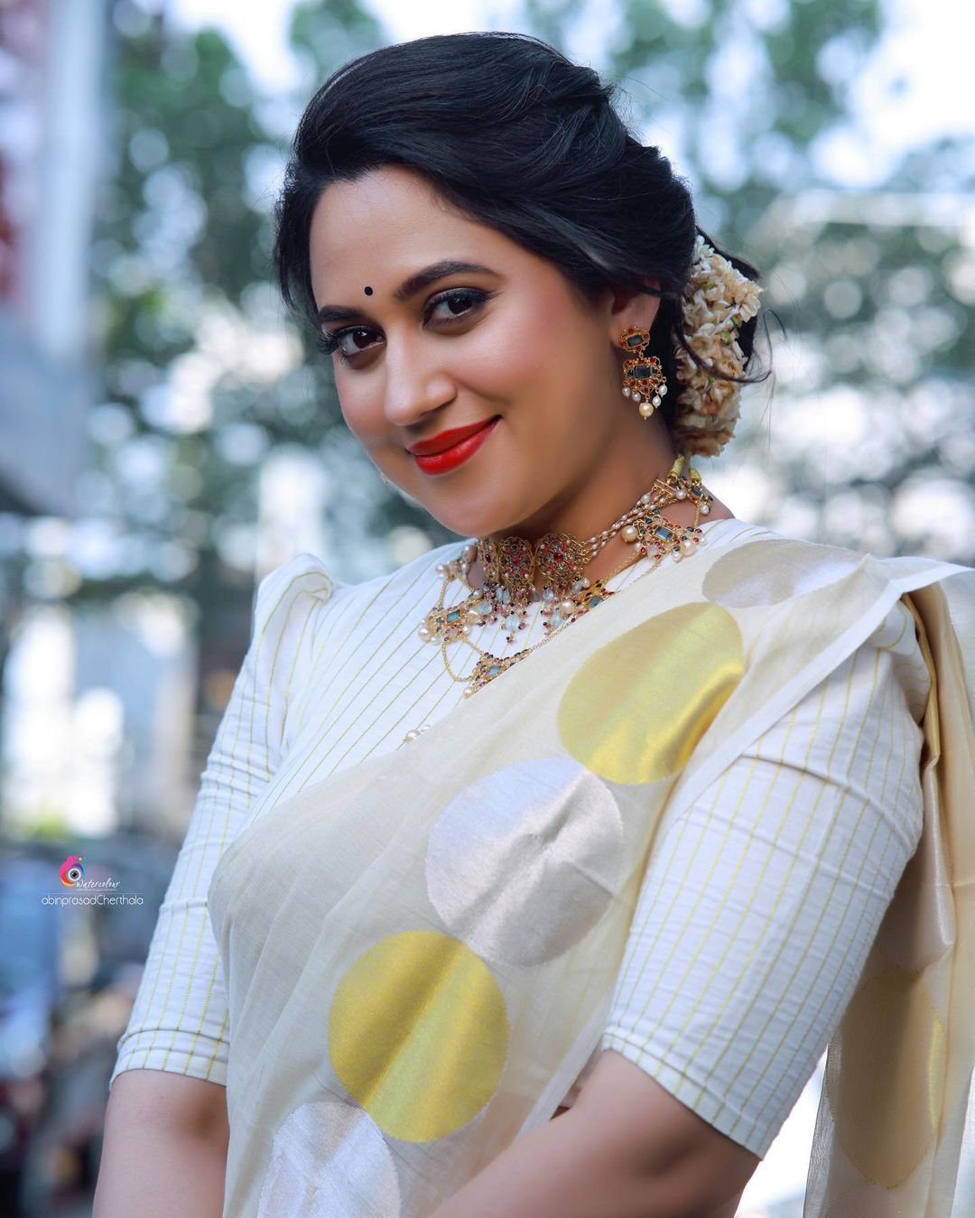 MALAYALAM ACTRESS MIYA GEORGE BEAUTIFUL JEWELRY IN WHITE SAREE 8